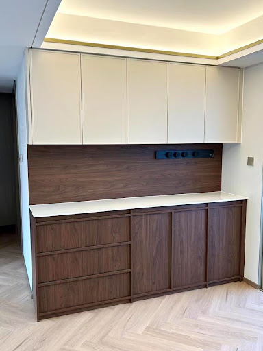 现代简约餐边柜正面全景与双层吊柜
