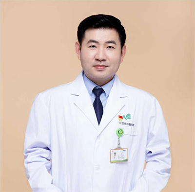 乐飞主任在诊室工作场景 — 专注学术研究的医疗专家